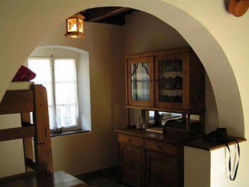 Pokój z drewnianą szafką i oknem w obiekcie Holiday home- Galóca w mieście Helesfa