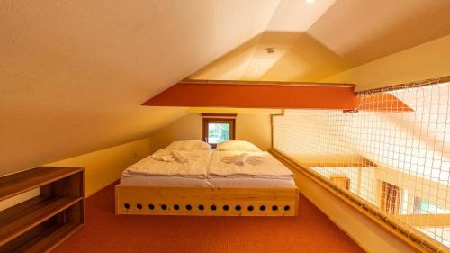 a small bedroom with a bed in a attic at Hexenhaus kleine Finka in Prerow