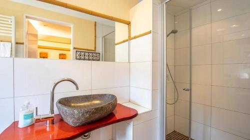 ein Bad mit einem Waschbecken und einer Dusche in der Unterkunft Hexenhaus kleine Finka in Prerow