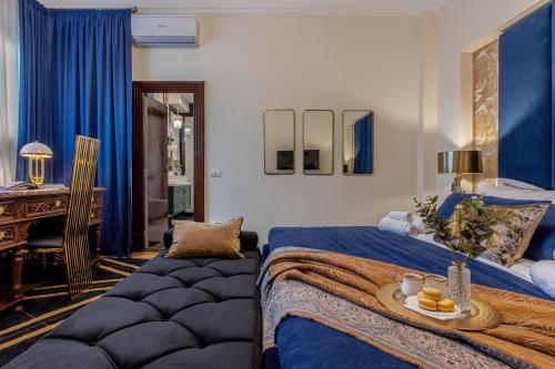 um quarto com uma cama e uma secretária com uma mesa em HOLT - The Great Gatsby em Bucareste