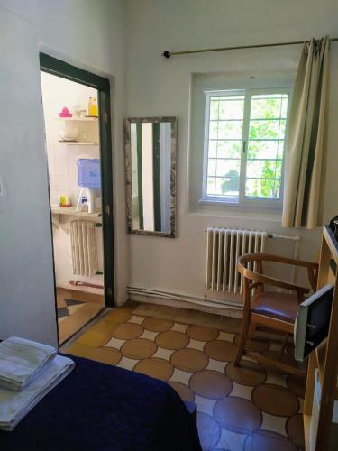 a room with a mirror and a chair and a window at Garden Atelier Eco Friendly in La Cumbre