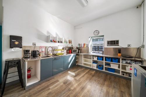 a kitchen with a stove, sink, microwave and cabinets at Samesun Venice Beach in Los Angeles