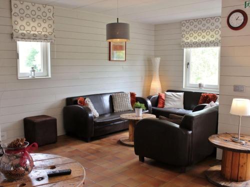 een woonkamer met 2 banken en een tafel bij Spacious Holiday Home in Rendeux with Sauna in Rendeux