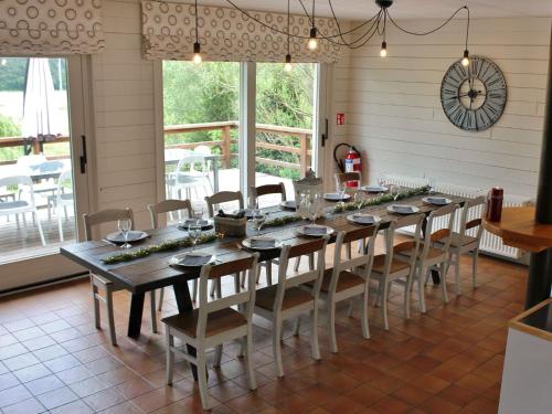 un comedor con una mesa larga y sillas en Spacious Holiday Home in Rendeux with Sauna, en Rendeux