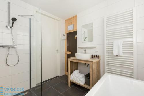 Koupelna v ubytování Appartement - Kaapduinseweg 13 Dishoek 13F Luxe 6 personen