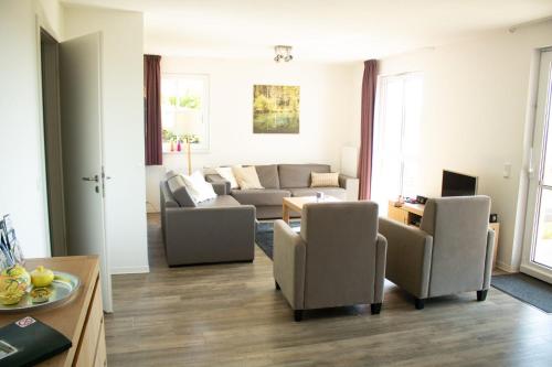 溫特貝格的住宿－Appartement Resort Winterberg - Neuastenbergerstrasse 39-41，客厅配有沙发和椅子