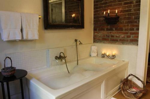 Ett badrum på Corners Mansion Inn - A Bed and Breakfast