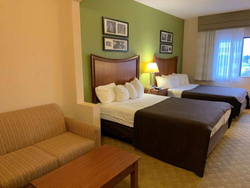 pokój hotelowy z 2 łóżkami i kanapą w obiekcie Sleep Inn & Suites Gettysburg w mieście Gettysburg