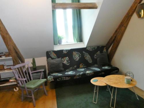a living room with a black couch and a table at Studio Hugo in Nijmegen