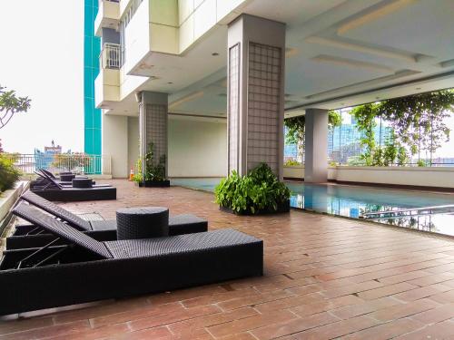 Πισίνα στο ή κοντά στο Modern Furnished Studio Apartment H Residence near MT Haryono By Travelio