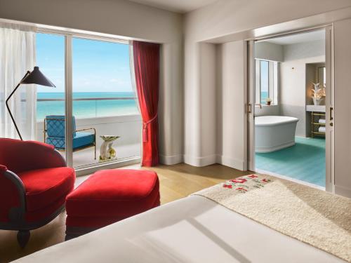 Ένα ή περισσότερα κρεβάτια σε δωμάτιο στο Faena Hotel Miami Beach