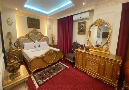 Postel nebo postele na pokoji v ubytování Majestic Hotel
