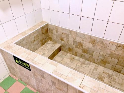 屏東市的住宿－楓情汽車旅館，浴室中央设有淋浴和淋浴