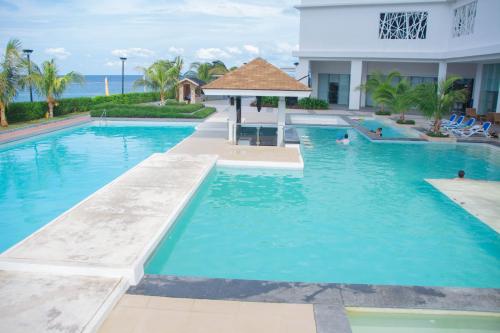 Gallery image of OceanFront at Arterra, fast WiFi, NFlix, kitchen - H or L in Mactan