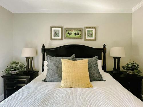 Tempat tidur dalam kamar di Smokies Sanctuary with Mountain Views and Resort Perks