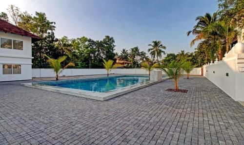 Bazén v ubytování Treebo Premium Travancore Palace Cherthala nebo v jeho okolí