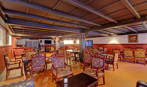 TV a/nebo společenská místnost v ubytování Treebo Premium Travancore Palace Cherthala