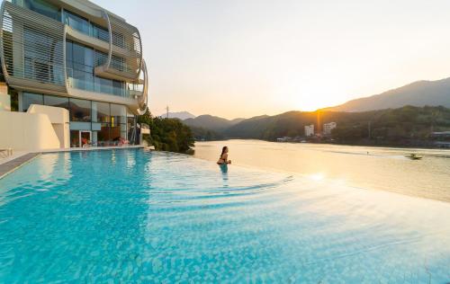 בריכת השחייה שנמצאת ב-Gapyeong Suiteian Hotel&Resort או באזור