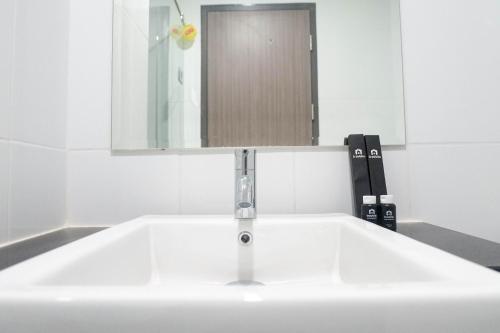 Φωτογραφία από το άλμπουμ του Spacious 1BR Apartment at Praxis By Travelio σε Gubeng