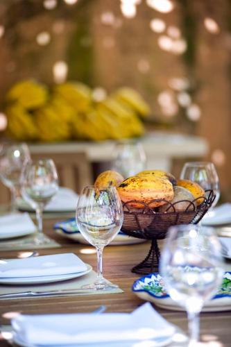 a table with a basket of fruit and wine glasses at Casas del XVI in Santo Domingo