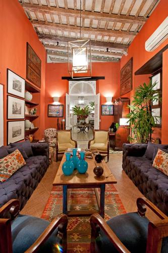 a living room with couches and a coffee table at Casas del XVI in Santo Domingo