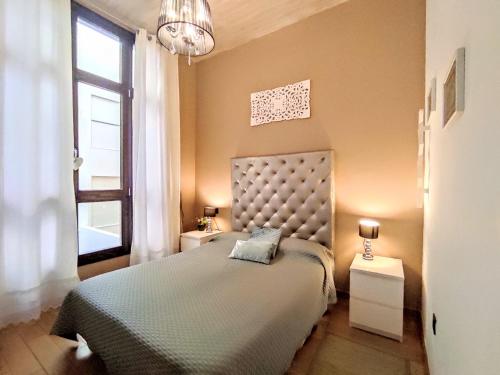 Un dormitorio con una cama grande y una ventana en Carreteria Pool ApartamentosMalagaManagement, en Málaga