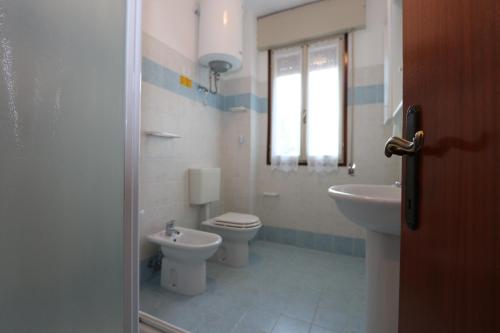 bagno con 2 servizi igienici e lavandino di Villa Stefano a Bibione
