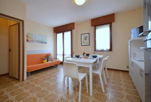 ビビオーネにあるAppartamenti Torre Panoramaのキッチン、ダイニングルーム(テーブル、椅子付)