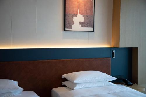 Postel nebo postele na pokoji v ubytování Hyatt Regency Ningbo Hangzhou Bay