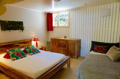 Un pat sau paturi într-o cameră la Case Nyala