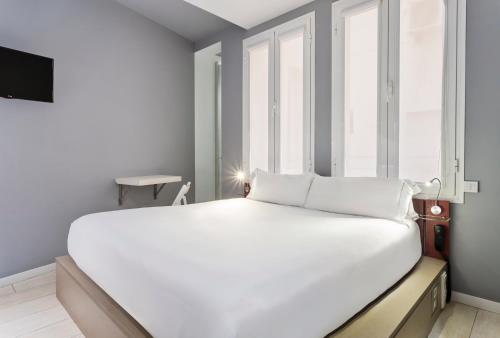 Postel nebo postele na pokoji v ubytování B&B HOTEL Madrid Centro Fuencarral 52