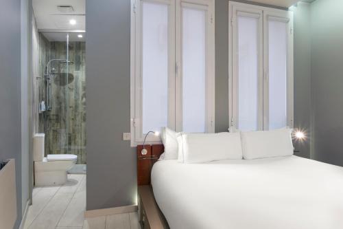 Łóżko lub łóżka w pokoju w obiekcie B&B HOTEL Madrid Centro Fuencarral 52