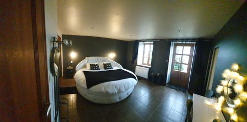 une chambre avec un grand lit dans une pièce dans l'établissement Auverg'Nature Chambre Cocon, à Espinasse