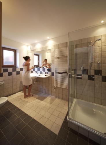 Hotel Dolomitenにあるバスルーム