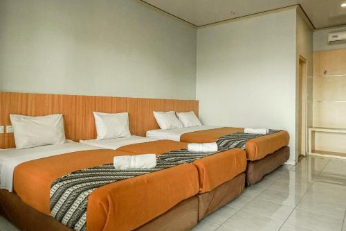 Tempat tidur dalam kamar di Airlangga Hotel