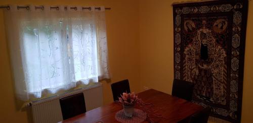 a dining room with a table and a window at Ferienhaus Fichtenwalde, 160m², 3 SZ, 2 Bäder, bis 6 Personen, Garten, VDSL in Fichtenwalde
