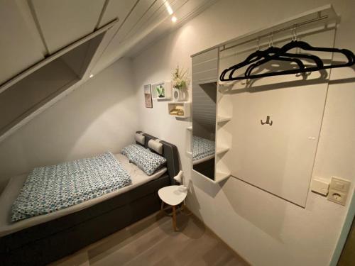 ノルデンにあるMeeresbriseのベッドと小さなテーブル付きの小さな部屋