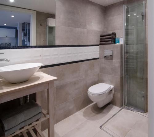 Kúpeľňa v ubytovaní Holiday Home BALTIC z antresolą i balkonem przy plaży