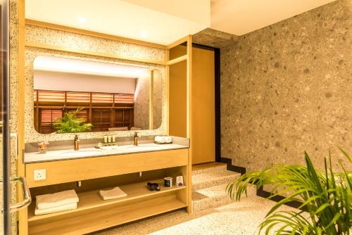 ein Bad mit einem Waschbecken und einem Spiegel in der Unterkunft Tien Terrace Macalister in George Town