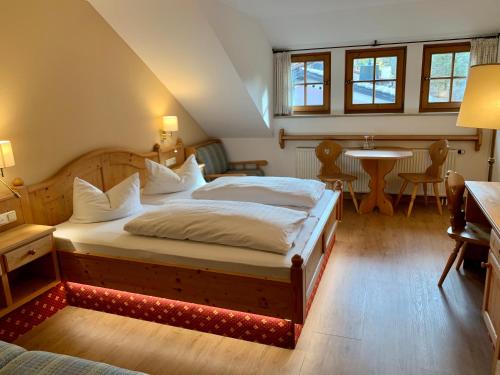 Postel nebo postele na pokoji v ubytování Hotel zur Post