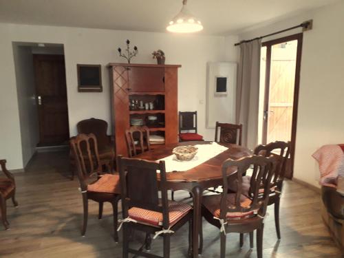 豐羅默奧代洛維亞的住宿－Marmottes，一间带桌椅的用餐室