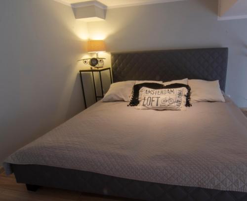 łóżko w pokoju z łóżkiem sidx sidx sidx w obiekcie Holiday Home LOFT w mieście Międzyzdroje