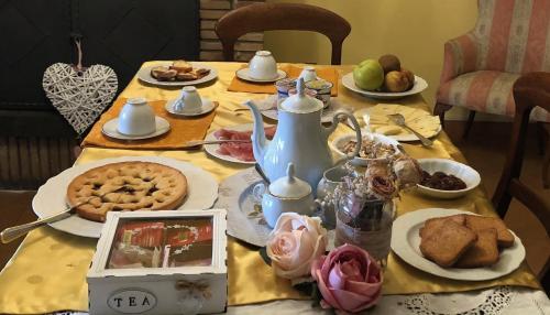 un tavolo con sopra piatti di cibo di B&b ANNA a Bolsena