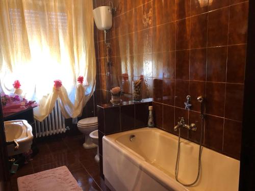 łazienka z wanną, toaletą i umywalką w obiekcie B&b ANNA w mieście Bolsena