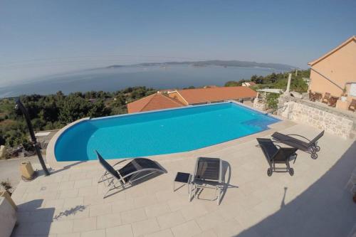 Holiday house with private pool Mokalo