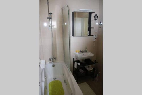 Ένα μπάνιο στο Holiday house with private pool Mokalo