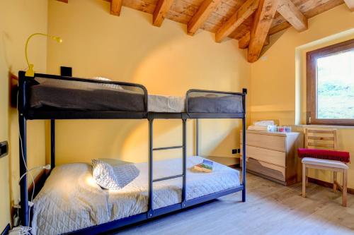 מיטה או מיטות קומותיים בחדר ב-Villa Sinfonia