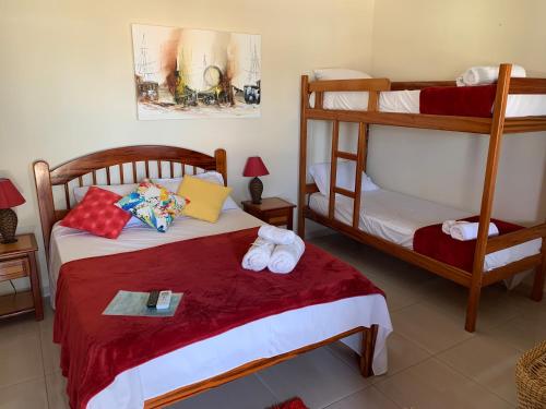 een kamer met 2 stapelbedden en een bed sidx sidx sidx bij Black Point Beach Club in Maricá