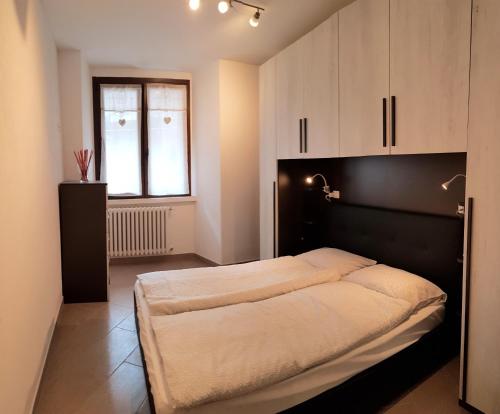 A bed or beds in a room at Casa La Pief 1 Giallo by Gardadomusmea