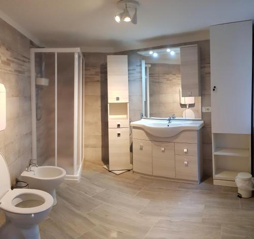 A bathroom at Casa La Pief 1 Giallo by Gardadomusmea